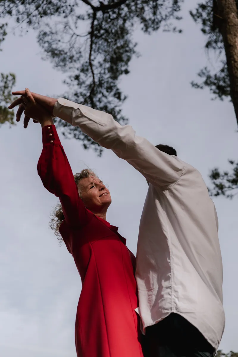 Een stel danst onder de bomen