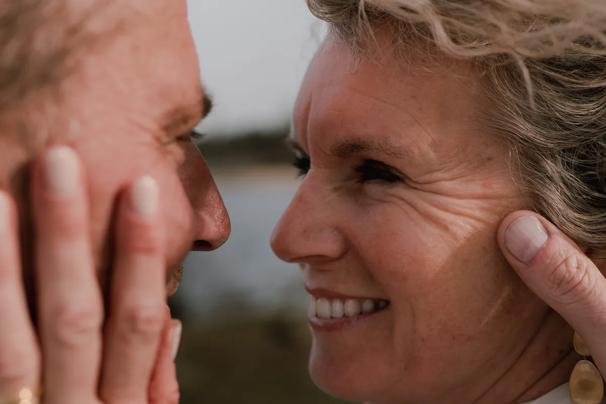 Twee mensen kijken elkaar van dichtbij aan