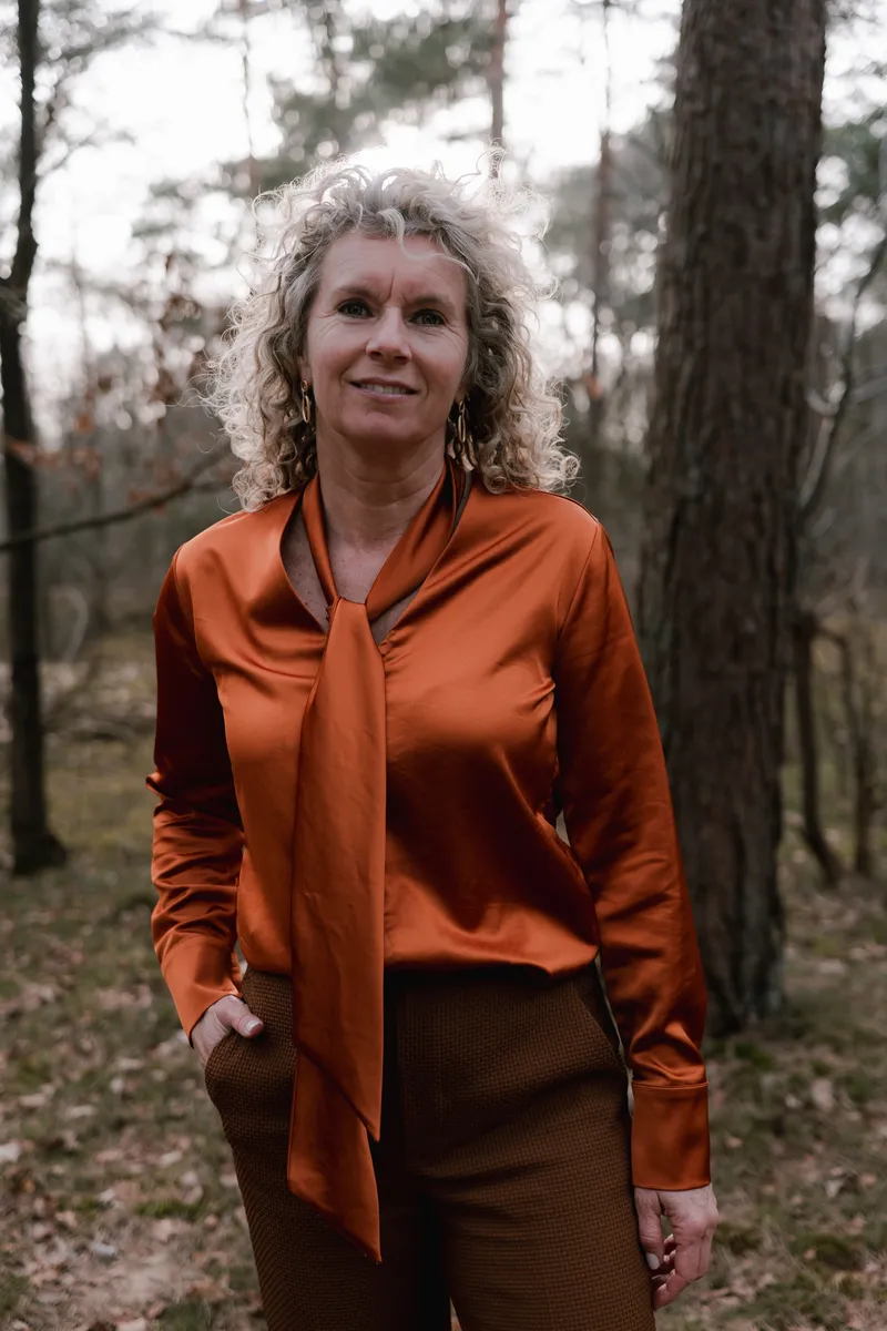 Marcella Hagenaar, relatietherapeut, in het bos
