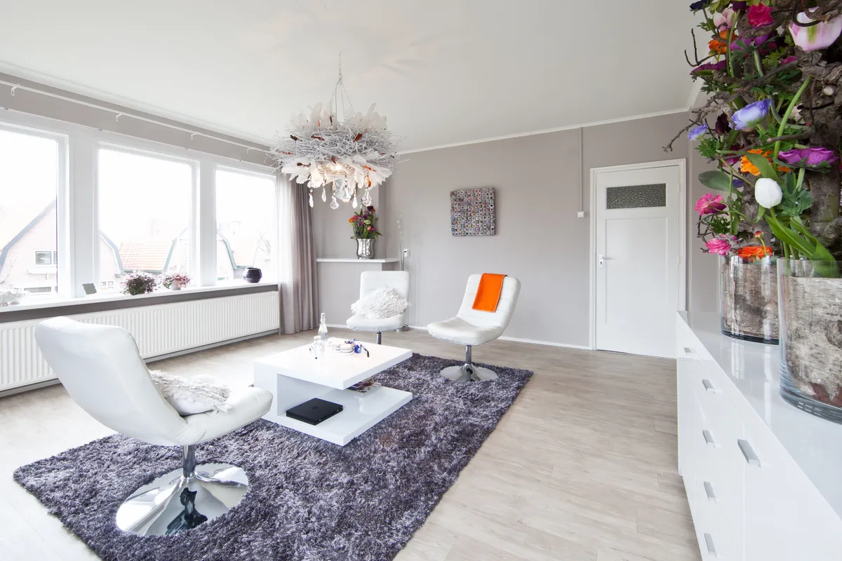 De gesprekskamer met twee witte fauteuils